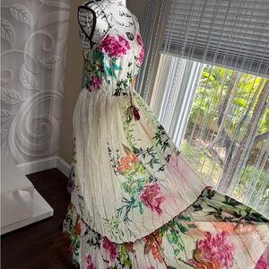 NWOT Anthropologie Boho
Artsy White Floral Maxi Dress
Size Small